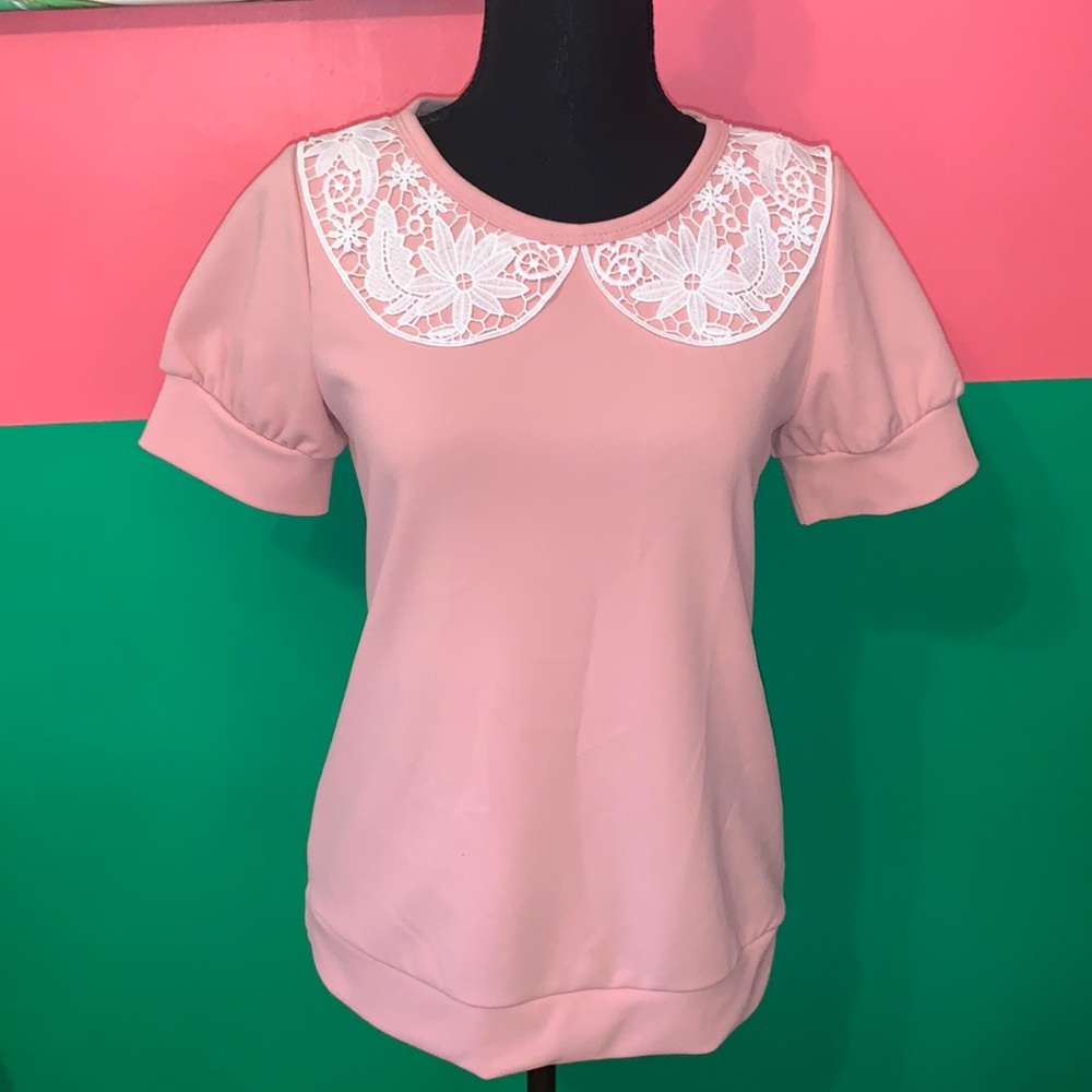 Beautiful Peter Pan lace collar blouse 💗